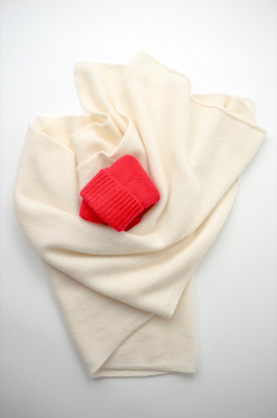 Kaschmir in Creme, locker gefaltet