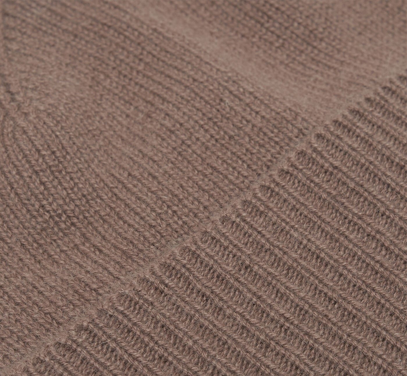 Nahaufnahme gerippter Strick in Taupe
